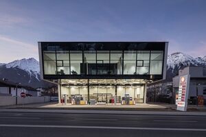 Photo: Christian Flatscher Bürogebäude mit Tankstelle und Shop