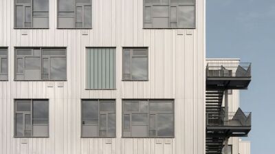 Moderne Schule mit BEMO Stehfalzfassade