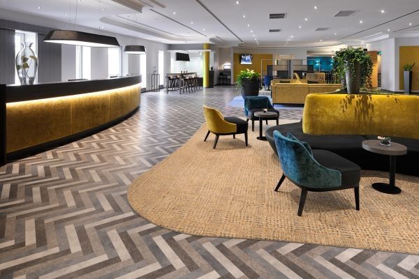 Hotel Sheraton in Düsseldorf, PROJECT FLOORS Steindekore ST 901, ST 902, ST 940, ST 941 als Sonderproduktion im Fischgrätmuster