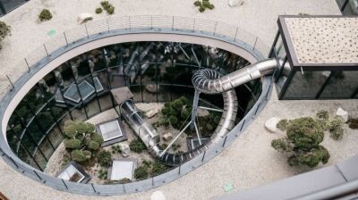 Durch Hotel Lobby oder Treppenhaus rutschen?