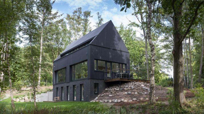 Holzfassaden neu gedacht: Farbe und Brandschutz mit Kebony