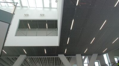 Multifunktionales Lamellendeckensystem aus Aluminium