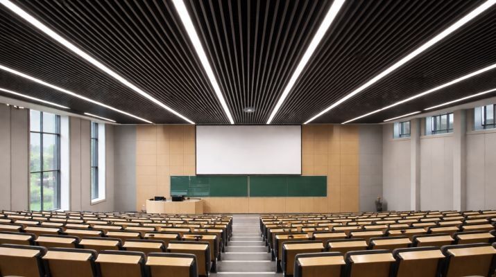 Design- und Funktionsvielfalt aus linearen Metalldecken