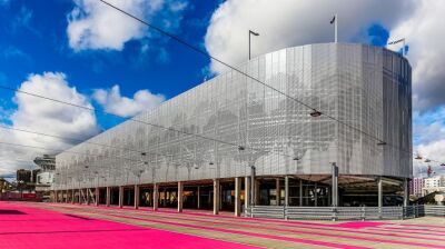 Prämiertes Parkhaus mit neuer Lochblechfassade