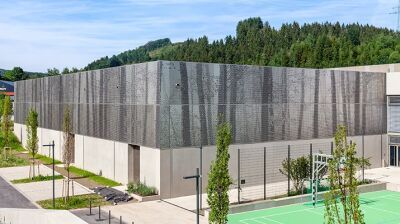 Moderne Lochfassade für Sonnenschutz