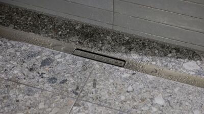 Schlankes, kantenloses Design: neue Geberit Duschrinne