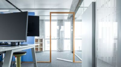 Holz + Glas = Raumabtrennung mit Stil