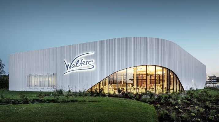 Wellenfassade mit Waldluft