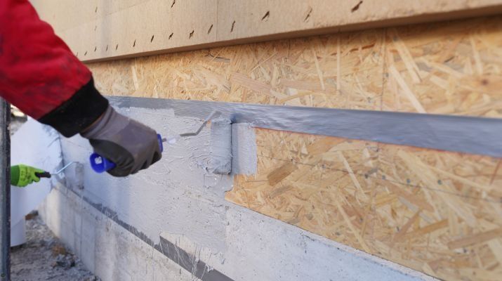 Diffusionsoffene Sockelabdichtung im Holzbau