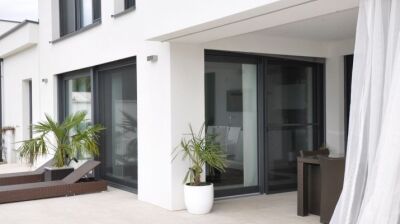 Bodentiefe Fenster- und Türelemente mit normgerechtem Anschluss