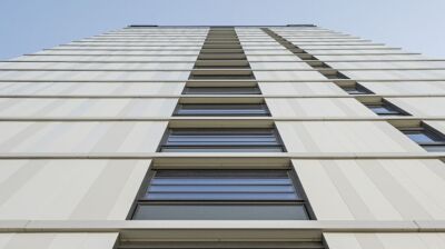 „The Barcode“, Büroturm AKH Wien: Bauen im Bestand