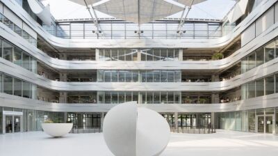 Effektive Brandrauchentlüftung mit Lamellenfenstern