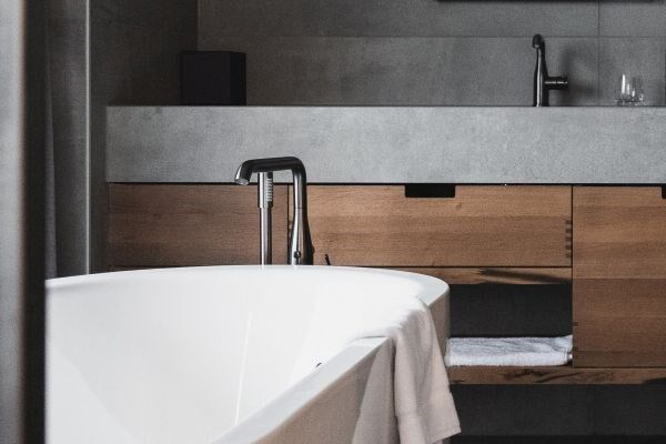 Kombinationsmöglichkeiten ohne Stilbruch: Die freistehende GROHE Essence Badewanne ist dank Perfect Match Prinzip optimal auf die Produkte im Bad abgestimmt. Foto: Kataneva Photography, The Resort