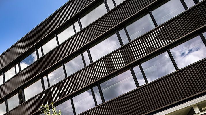 CAMPUS TECHNIK: Fassade in Bewegung