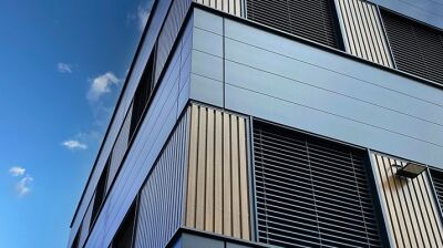 Stahlfassade in Holzoptik